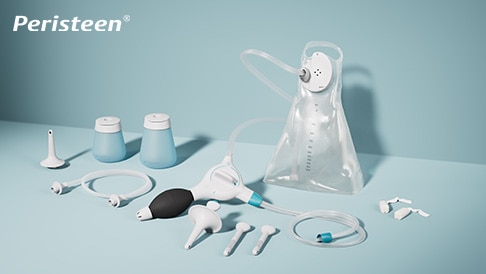 Peristeen Produktsortiment auf blauem Hintergrund mit Peristeen Plus, Peristeen Light und dem Peristeen Analtampon